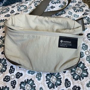 Lululemon clean lines belt bag in raw linen and rover EUC.